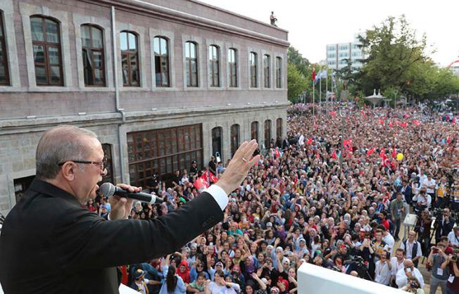 President Erdoğan addresses supporters in Trabzon on August 12. A journalism student in the city is detained on accusations of insulting the president in an article. (Presidential Press Service pool via AP)