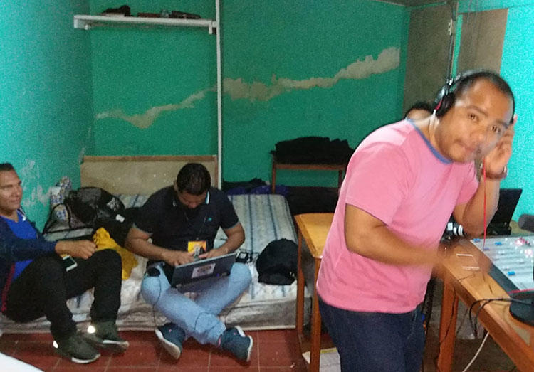 Equipe da Rádio Darío em seu estúdio temporário. Incendiários atearam fogo na sede da emissora em abril. (Shannon O'Reilly)