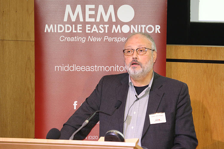 Le journaliste saoudien Jamal Khashoggi prend la parole lors d'un évènement organisé par Middle East Monitor à Londres les 29 septembre 2018. Il a été tué au consulat saoudien à Istanbul, en Turquie, le 2 octobre 2. (Middle East Monitor/Handout via Reuters)