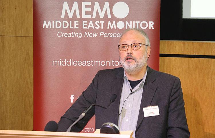 Suudi gazeteci Cemal Kaşıkçı, 29 Eylül 2018 günü, Londra'da, Middle East Monitor tarafından düzenlenen bir organizasyonda konuşuyor.  Kendisi Türkiye'de, Suudi Arabistan İstanbul Konsolosluğu'nda, 2 Ekim günü öldürüldü. (Middle East Monitor/Handout, Reuters aracılığıyla.)