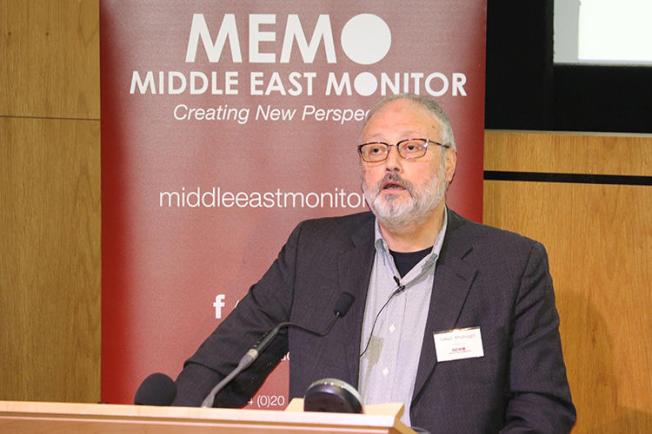 الصحفي السعودي جمال خاشقجي يتحدث في فعالية استضافتها منظمة 'ميدل إيست مونيتور' في لندن في 29 سبتمبر/ أيلول 2018. وقد قُتل في القنصلية السعودية في إسطنبول بتركيا في 2 أكتوبر/ تشرين الأول. (ميدل إيست مونيتور/ ورقة وُزعت أثناء الفعالية نشرتها وكالة رويترز)