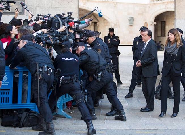 Police stand between journalists and the Spanish public prosecutor outside the courthouse of Palma de Mallorca on the island of Mallorca in February, 2017. Police in December 2018 confiscated equipment and documents from two news outlets in connection to a leak investigation. (Jaime Reina/AFP)