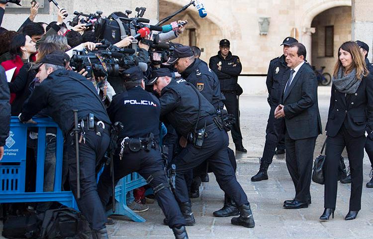 Police stand between journalists and the Spanish public prosecutor outside the courthouse of Palma de Mallorca on the island of Mallorca in February, 2017. Police in December 2018 confiscated equipment and documents from two news outlets in connection to a leak investigation. (Jaime Reina/AFP)
