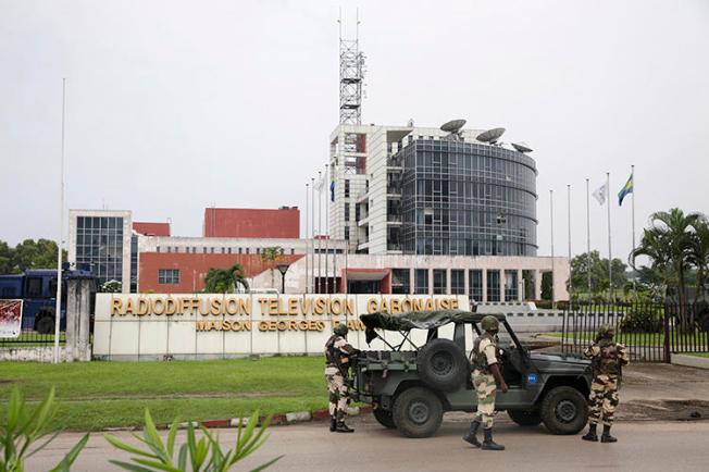 Gabonese soldiers stand in front of the headquarters of the national broadcaster in Libreville on January 7, 2019, after a failed coup. Gabon shut down the internet and broadcasting services following the coup attempt. (AFP/Steve Jordan)