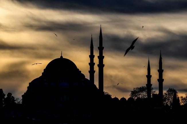 The silhouette of Suleymaniye mosque in Istanbul, pictured during sunset in December 2018. A left-wing news site has received a series of threats, including published remarks by a civil servant Islamic scholar. (AFP/Ozan Kose)