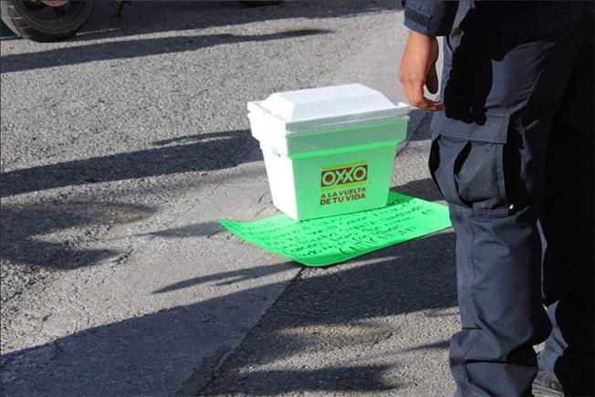 Uma caixa térmica contendo uma cabeça e uma nota ameaçadora são deixadas do lado de fora das dependências do jornal mexicano Expreso em 20 de dezembro. (Periodistas Desplazados México)