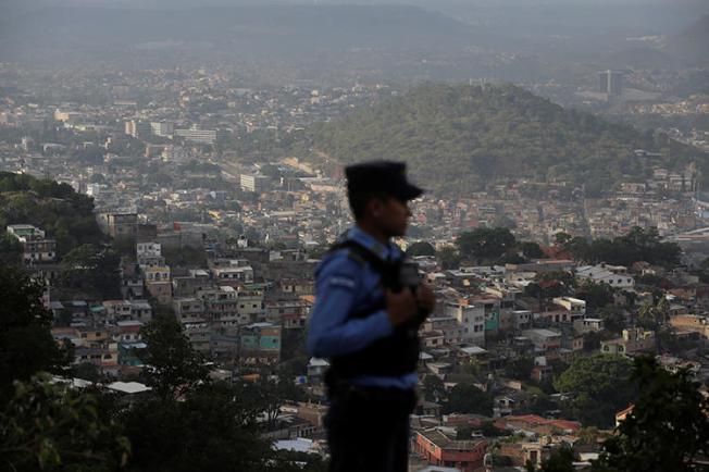 Policial faz patrulhamento em Tegucigalpa, Honduras. Em 11 de janeiro de 2019, a Suprema Corte hondurenha condenou o jornalista David Romero Ellner a 10 anos de prisão por acusações criminais de difamação. (Reuters/Jorge Cabrera)