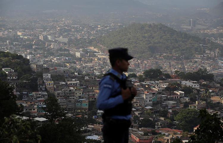 Policial faz patrulhamento em Tegucigalpa, Honduras. Em 11 de janeiro de 2019, a Suprema Corte hondurenha condenou o jornalista David Romero Ellner a 10 anos de prisão por acusações criminais de difamação. (Reuters/Jorge Cabrera)