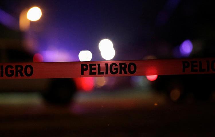 Un cordón de la policia mexicana que dice 'Peligro' se retrata en una escena del crimen el 4 de enero, 2018. El director de una radio comunitaria. Rafael Muría Manríquez, fue asesinado recientemente en el norte de México. (José Luis González/Reuters)