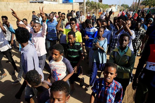 Sudanese demonstrators participate in anti-government protests in Khartoum, Sudan, on January 24, 2019. The Sudanese authorities have arrested at least six critical journalists in recent days. (Reuters/Mohamed Nureldin Abdallah)