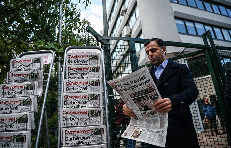 Barış Yarkadaş, the CHP party parliamentary deputy and a former chief editor of the online newspaper Gerçek Gündem, pictured outside the Cumhuriyet office in Istanbul in October 2016. Yarkadaş is convicted of violating privacy. (AFP/Ozan Kose)