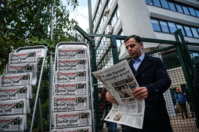 Barış Yarkadaş, the CHP party parliamentary deputy and a former chief editor of the online newspaper Gerçek Gündem, pictured outside the Cumhuriyet office in Istanbul in October 2016. Yarkadaş is convicted of violating privacy. (AFP/Ozan Kose)