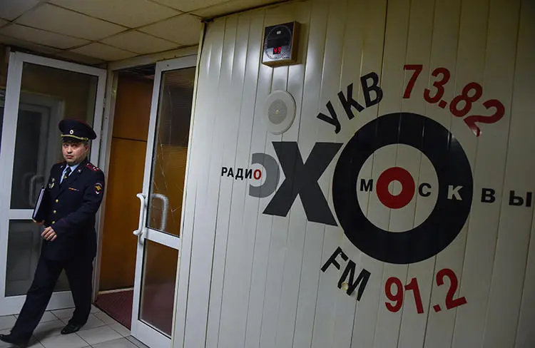 A police officer walks inside the office of Echo of Moscow radio station in Moscow on October 23, 2017. A journalist at the station's Pskov office is now under investigation for comments she made on-air in November, 2018. (Vasily Maximov/AFP)