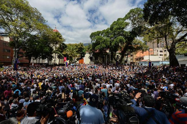 Una multitud de seguidores de la oposición se congrega para escuchar al Presidente de la Asamblea Nacional, Juan Guaidó en Chacao, al noreste de Caracas, el 25 de enero de 2019. (AFP/Federico Parra)