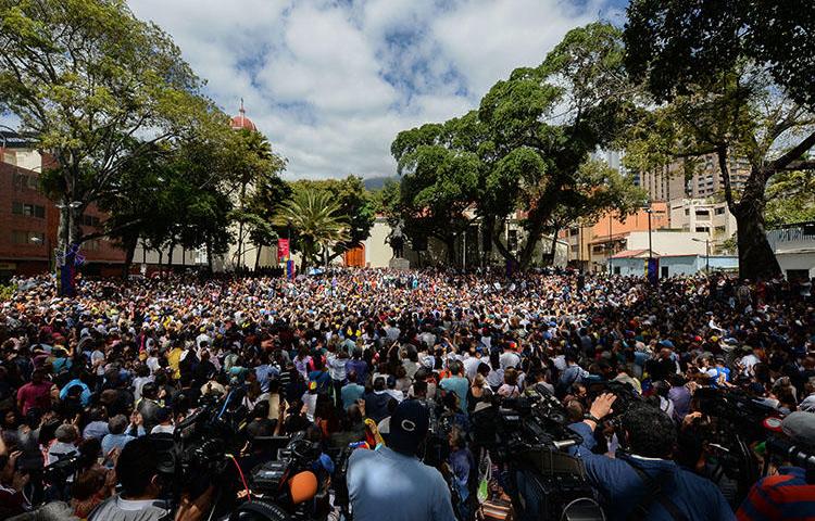 Una multitud de seguidores de la oposición se congrega para escuchar al Presidente de la Asamblea Nacional, Juan Guaidó en Chacao, al noreste de Caracas, el 25 de enero de 2019. (AFP/Federico Parra)