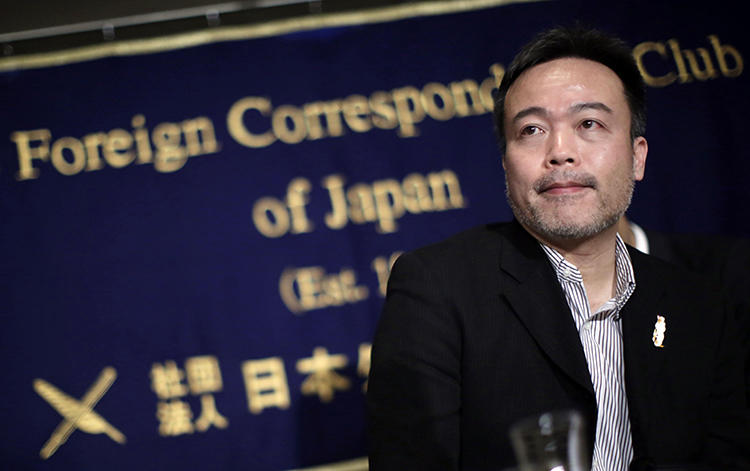 Kosuke Tsuneoka speaks at the Foreign Correspondents' Club of Japan in Tokyo on January 22, 2015. He was recently blocked from leaving Japan to report in Yemen. (Eugene Hoshiko/AP)