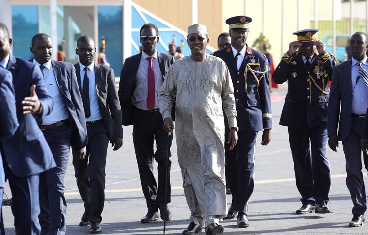 Le président du Tchad, Idriss Deby, arrive à l'aéroport international de N'Djamena le 22 décembre 2018. Le CPJ se joint aux appels pour mettre fin à un bloc de médias sociaux de près d'un an au Tchad. (AFP/Ludovic Marin)