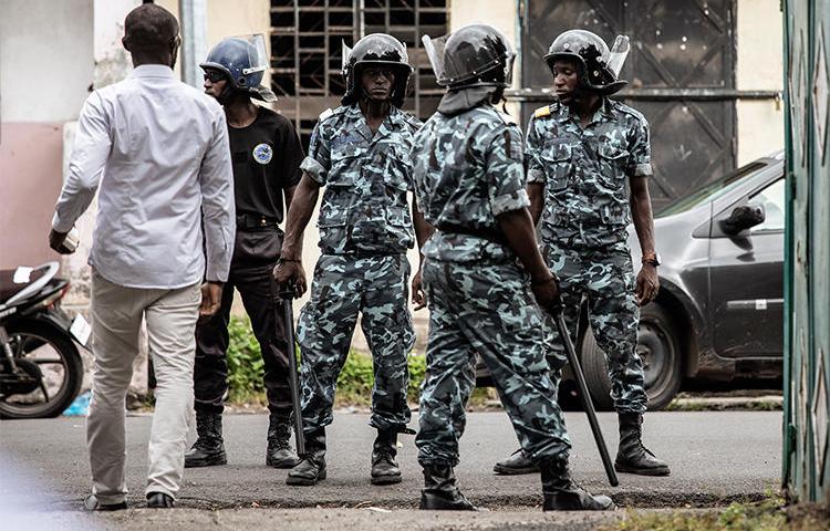 Des officiers de gendarmerie montent la garde le 24 mars 2019 à Moroni, aux Comores. Deux journalistes sont en détention sans jugement dans le pays depuis février. (Gianluigi Guercia/AFP)