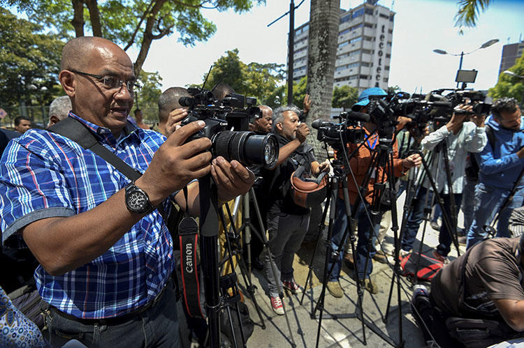 Journalists cover the release of five colleagues briefly detained in Caracas in January. The number of arbitrary arrests of local and foreign journalists covering Venezuela's political and economic crisis is increasing. (AFP/Juan Barreto)
