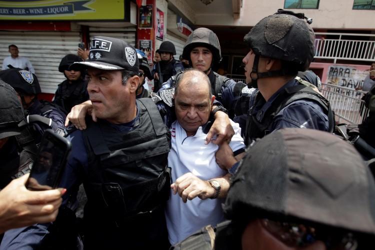 Policías arrestan al periodista David Romero en Tegucigalpa, Honduras, el 28 de marzo de 2019. La Corte Suprema sentenció en enero que el director de Radio Globo y Globo TV debe cumplir una de condena de 10 años por difamación. (Reuters/Jorge Cabrera)