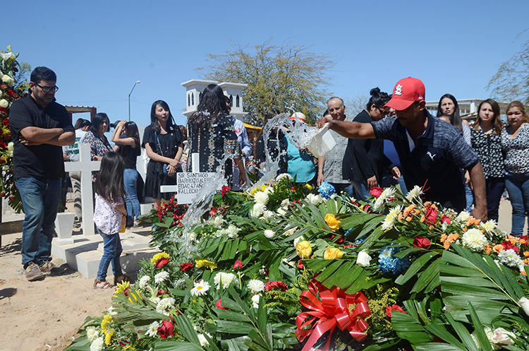 Flores cubren el ataúd de Santiago Barroso, un conductor de radio mexicano acribillado en el estado de Sonora en marzo. (Reuters/Cristian Torres)