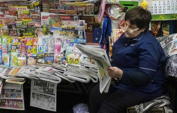 A woman sells newspapers and magazines in central Kiev, Ukraine, on January 24, 2019. Two Ukrainian journalists were recently assaulted by officials of the village council of Chabany, a town south of Kiev. (Gleb Garanich/Reuters)