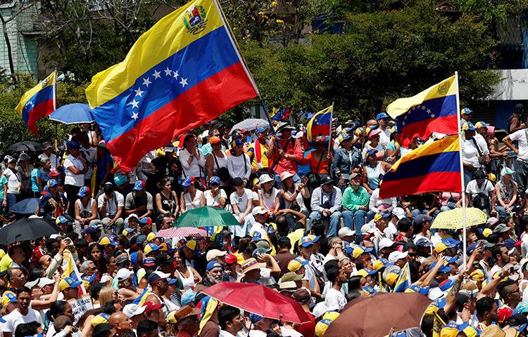 Seguidores del líder opositor Juan Guaidó participan en una protesta contra el gobierno de Nicolás Maduro en Caracas, Venezuela, el 4 de Marzo de 2019. Agentes venezolanos de contrainteligencia detuvieron a un periodista independiente americano y a su asistente americano el 6 de Marxo. (Reuters/Carlos Garcia Rawlins)