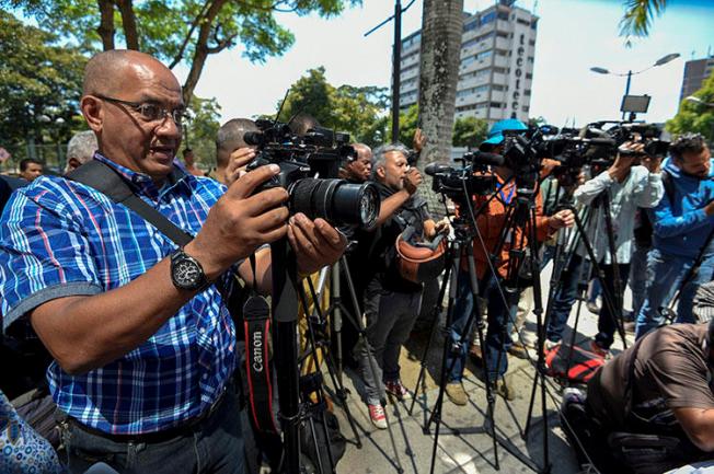 Jornalistas cobrem a libertação de cinco colegas detidos em Caracas em janeiro. O número de detenções arbitrárias de jornalistas locais e estrangeiros que cobrem a crise política e econômica da Venezuela está aumentando.  (AFP/Juan Barreto)