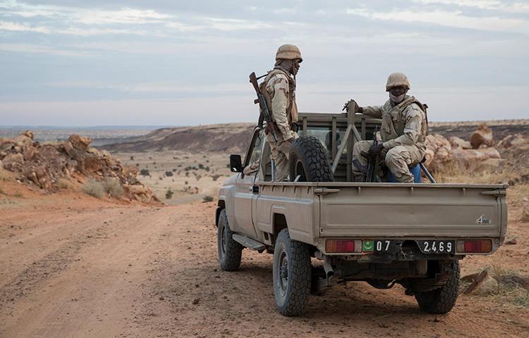 Des soldats de l'Armée mauritanienne sont photographiés dans un véhicule tout terrain le 19 novembre 2018. Deux blogueurs ont été détenus dans le pays sur des accusations de fausses informations. (Thomas Samson/AFP)