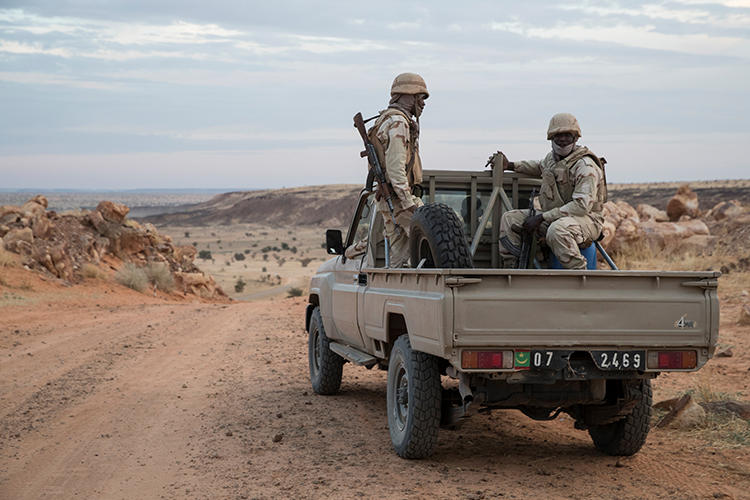 Des soldats de l'Armée mauritanienne sont photographiés dans un véhicule tout terrain le 19 novembre 2018. Deux blogueurs ont été détenus dans le pays sur des accusations de fausses informations. (Thomas Samson/AFP)