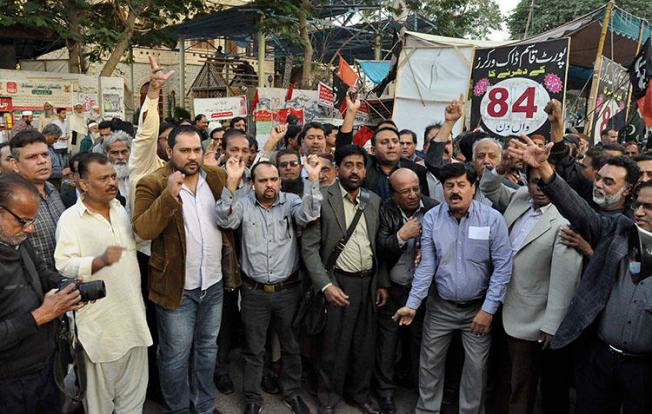 Pakistani journalists protest layoffs outside a press club in Karachi on December 17, 2018. Pakistan's military and security agencies exert pressure on local media, while the government slashes its advertising budget, squeezing a key source of revenue for private newspapers and TV stations. (AP/Fareed Khan)