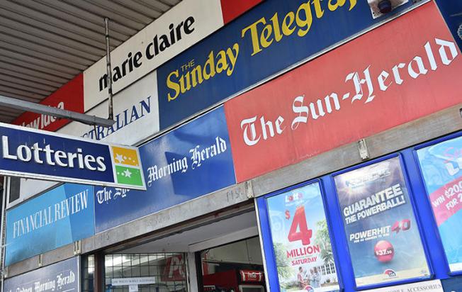 Media publications are advertised outside a newsstand in Sydney on September 14, 2017. Journalists and media outlets in Australia are facing potential fines and jail time for allegedly violating a gag order. (AFP/Peter Parks)