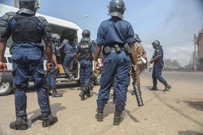 Police officers are seen in Cotonou, Benin, on March 9, 2018. Beninese authorities recently launched a fake news investigation into Casimir Kpedjo, editor of the privately owned daily Nouvelle Economie. (AFP/Yanick Folly)
