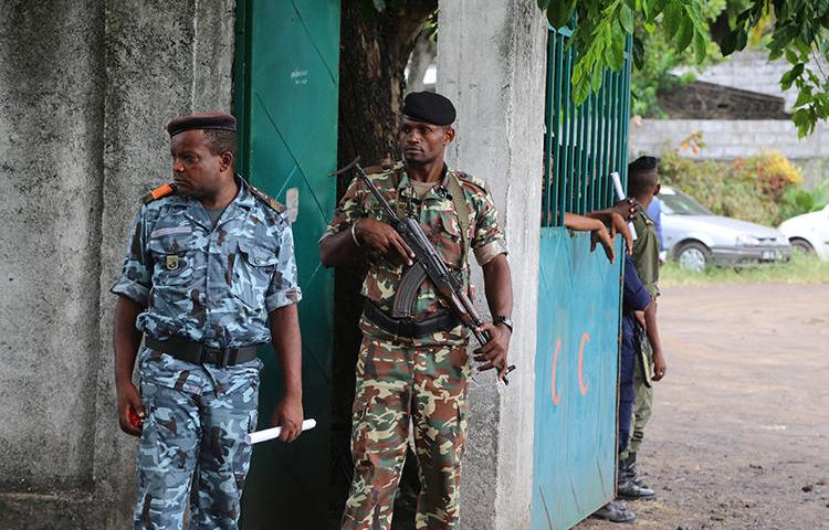 Le 2 avril, 2019 les soldats montent la garde  à Moroni, capitale des Comores. Des journalistes ont été arrêtés et des journaux ont été perturbés dû la récente élection présidentielle dans le pays. (AFP / Youssouf Ibrahim).