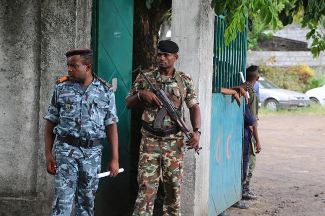 Soldiers stand guard on April 2, 2019, in Moroni, the capital of the Comoros. Journalists have been detained and newspapers have been disrupted surrounding the country's recent presidential election. (AFP/Youssouf Ibrahim)