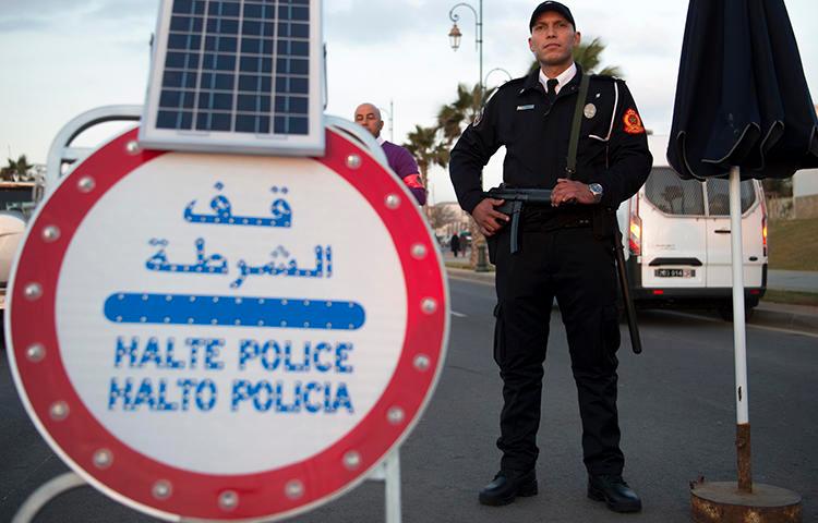 A Moroccan policeman guards a checkpoint on January 11, 2017. Four local journalists were recently handed suspended sentences in Morocco, and a foreign journalist was expelled. (AFP/Fadel Senna)