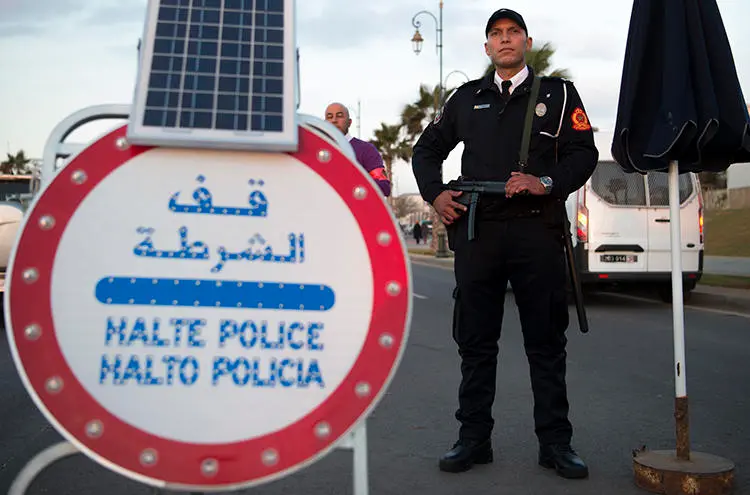 A Moroccan policeman guards a checkpoint on January 11, 2017. Four local journalists were recently handed suspended sentences in Morocco, and a foreign journalist was expelled. (AFP/Fadel Senna)
