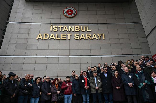 Lawyers and opposition MPs gather outside an Istanbul courthouse in February to protest an appeal court ruling on Cumhuriyet staff. Lawyers for the Cumhuriyet employees held a press conference about the case on April 22. (AFP/Ozan Kose)