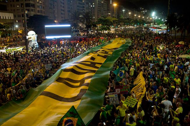 Demonstrators extend a banner in the colors of Brazil's flag during a protest against Brazil's former President Luiz Inacio Lula da Silva in Rio de Janeiro, Brazil, on April 3, 2018. A Brazilian court ordered online magazine Crusoé to remove an article about a judge on April 15, 2019. (AP Photo/Silvia Izquierdo)