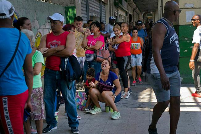 Personas esperan en fila en una tienda de comida administrada por el gobierno en La Habana, Cuba, el 17 de abril de 2019. La policía cubana detuvo y golpeó al periodista Roberto Jesús Quiñones en Guantánamo, el 22 de abril. (AP Photo/Ramon Espinosa)