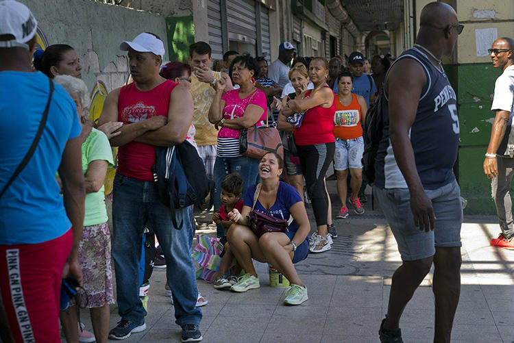 Personas esperan en fila en una tienda de comida administrada por el gobierno en La Habana, Cuba, el 17 de abril de 2019. La policía cubana detuvo y golpeó al periodista Roberto Jesús Quiñones en Guantánamo, el 22 de abril. (AP Photo/Ramon Espinosa)