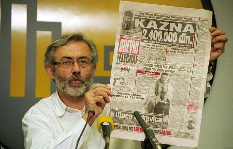 A November 1, 1998, photo of Serbian journalist Slavko Curuvija at a press conference in Belgrade. A Serbian court on April 5, 2019, sentenced four former intelligence officers to decades in prison for the 1999 killing of Curuvija. (AFP/Andrej Isakovic)