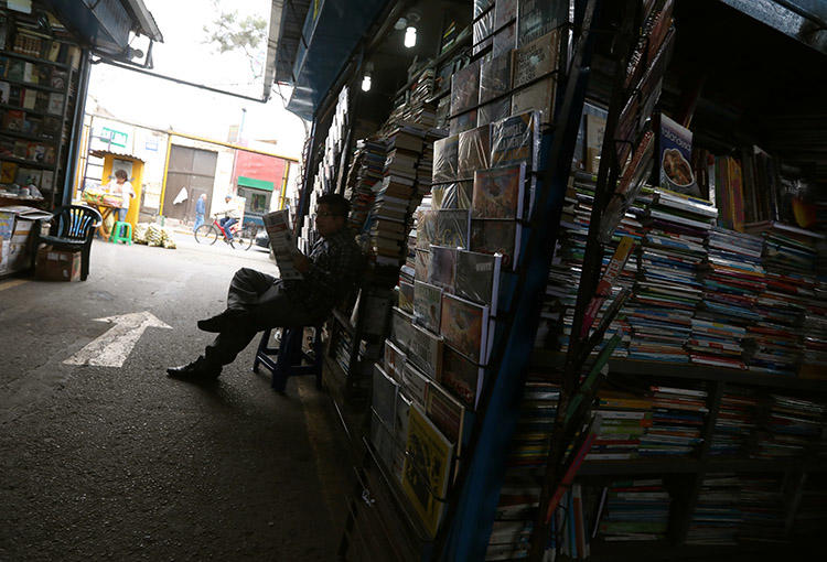 Un hombre lee un periódico en un mercado de Lima, en Septiembre 2018. Una corte del Perú ordenó el embargo de bienes de Ojo Público y de dos periodistas. (Reuters/Mariana Bazo)