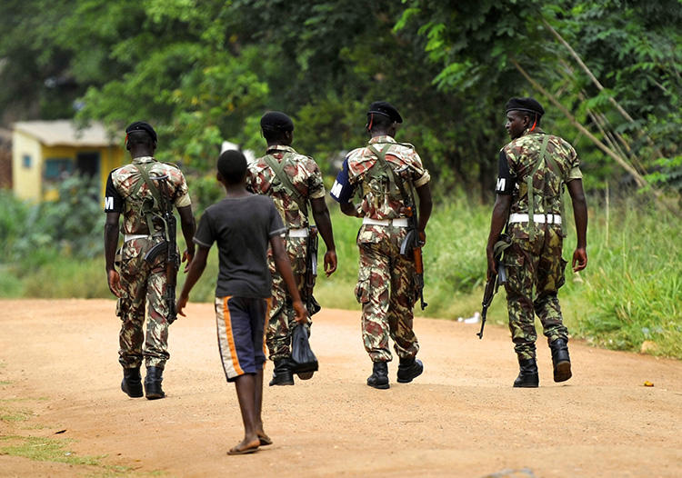 Military police patrol the streets of Gorongosa, in central Mozambique, on November 19, 2013. A radio journalist in Mozambique has been held in pretrial detention since January, 2019. (Reuters/Grant Lee Neuenburg)