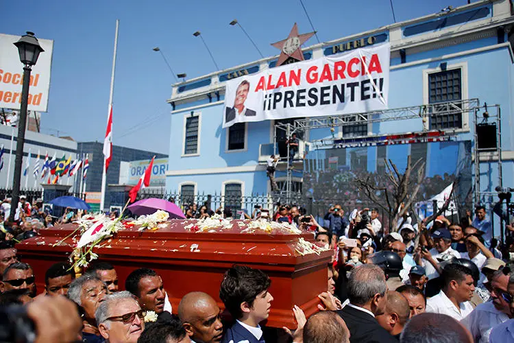 Amigos y familiares llevan el ataúd del ex presidente de Perú, Alan García, quien se suicidó el 17 de abril en Lima, Perú, el 19 de abril de 2019. Algunos funcionarios culparon a periodistas peruanos por su suicidio y participaron en una campaña de hostigamiento. (Reuters/Janine Costa)