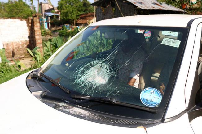 A damaged car that was holding Indian Express reporters is seen on May 6, 2019. Reporters from Indian Express and several other news organizations were injured while covering elections in West Bengal. (Image provided to CPJ by Shashi Ghosh/Indian Express)