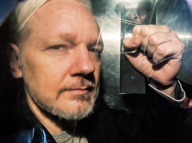 WikiLeaks founder Julian Assange, pictured in a prison van in the U.K. on May 1, 2019. The U.S. has disclosed charges under the Espionage Act against Assange. (Photo: AFP/Daniel Leal-Olivas)