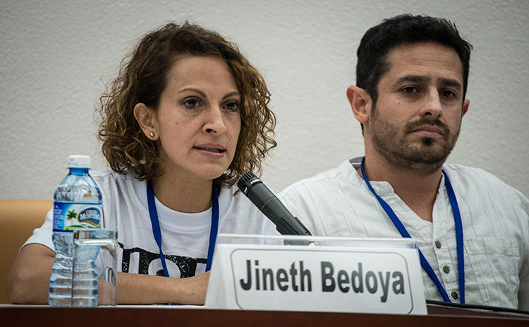 La periodista colombiana Jineth Bedoya habla durante una rueda de prensa el 2 de noviembre de 2014 en La Habana, Cuba. Un juzgado en Colombia el 6 de mayo de 2019 sentenció a dos ex combatientes paramilitares por un ataque a Bedoya en 2000. (AFP / Adalberto Roque)