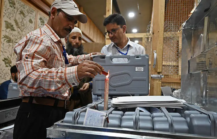Election officials open a seal on a voting machine at a counting centre in Srinagar in May 2019. CPJ met with journalists across India to discuss the safety challenges of covering India's elections. (AFP/Tauseef Mustafa)