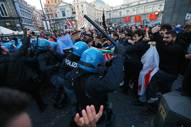 Protesters clash with riot police in Naples on May 16, 2019. Riot police recently assaulted La Repubblica reporter Stefano Origone while he was working in Genoa. (AFP/Carlo Hermann)